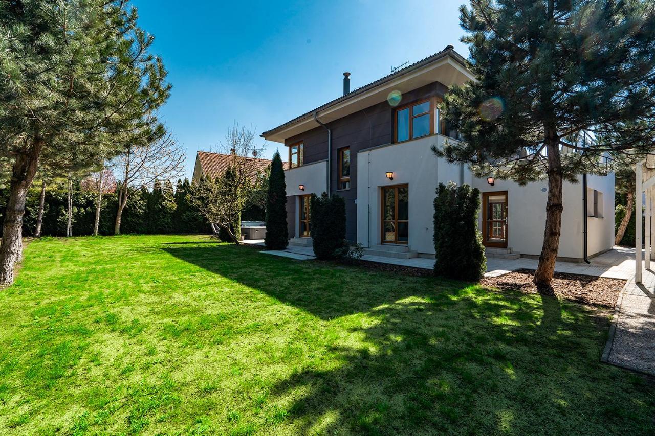 Serenity Prague Villa With Garden Jacuzzi Bagian luar foto