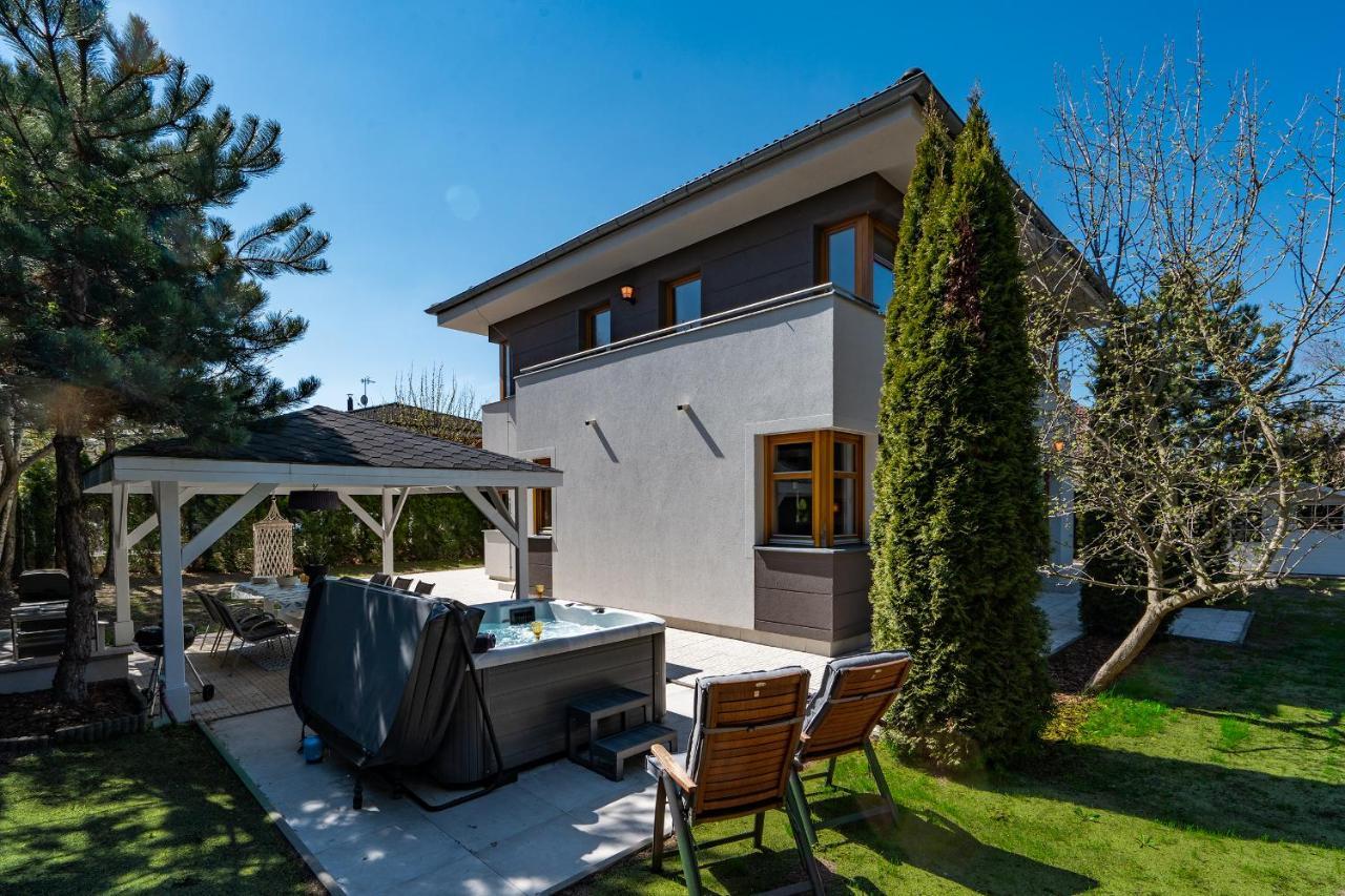 Serenity Prague Villa With Garden Jacuzzi Bagian luar foto